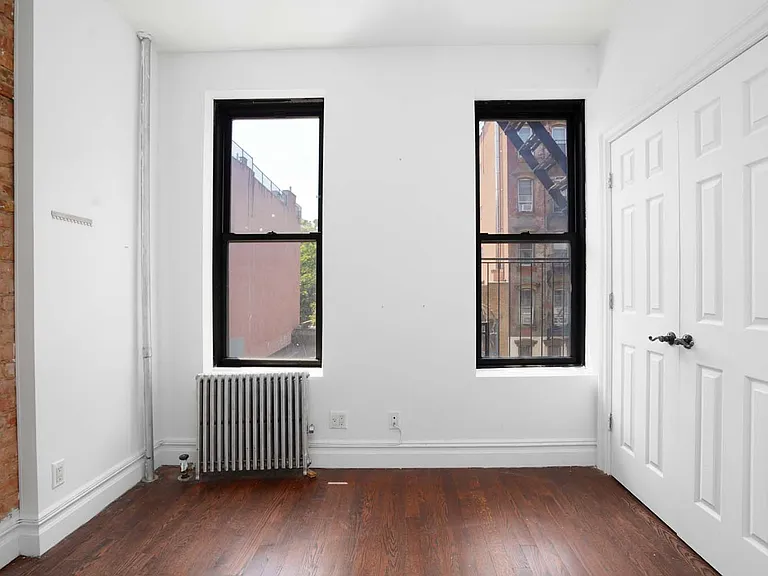 331 E 9th St #6 — Photo 1