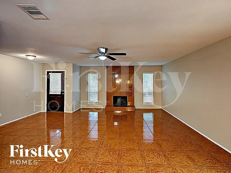 10615 Heather Hill Dr — Photo 2