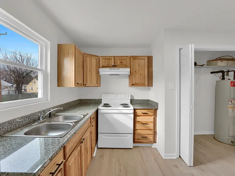 1005 E 15th St — Photo 12
