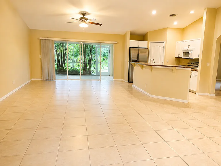 1214 NE 19th Ct — Photo 5