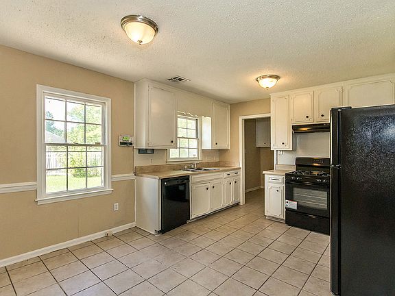 4th image of 412 Garden Homes Cir