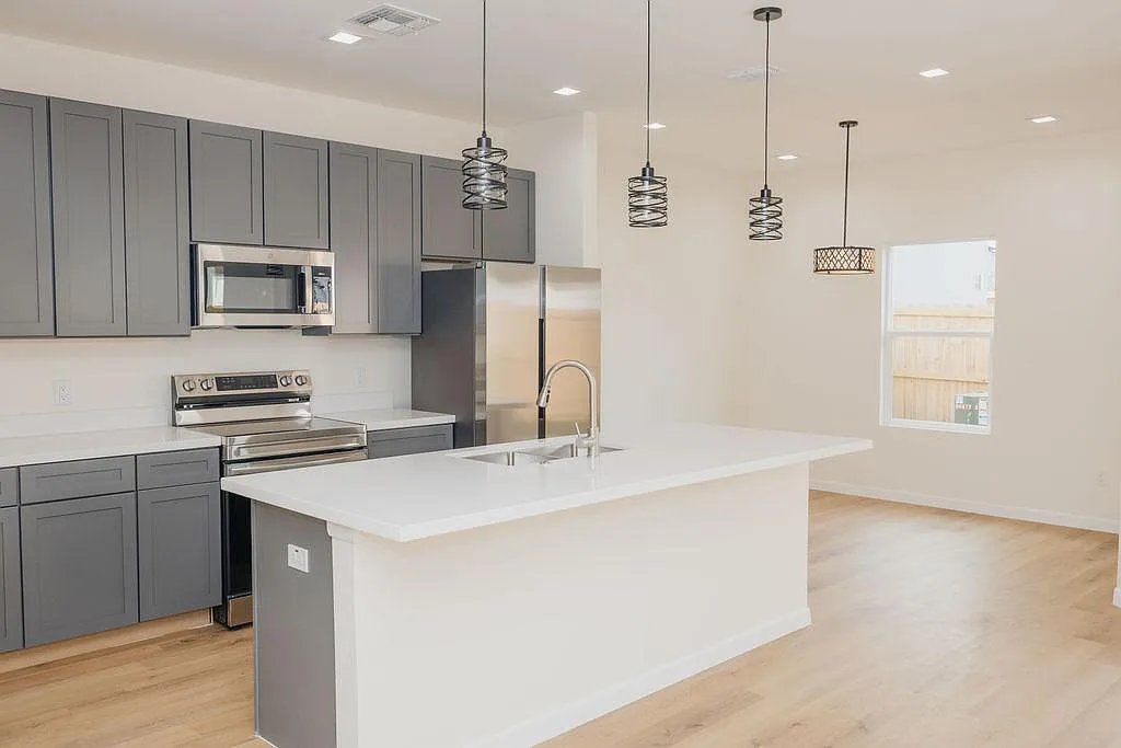 2701 Kerria Ave — Photo 2