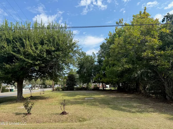435 Demontluzin Ave, Bay Saint Louis, MS 39520