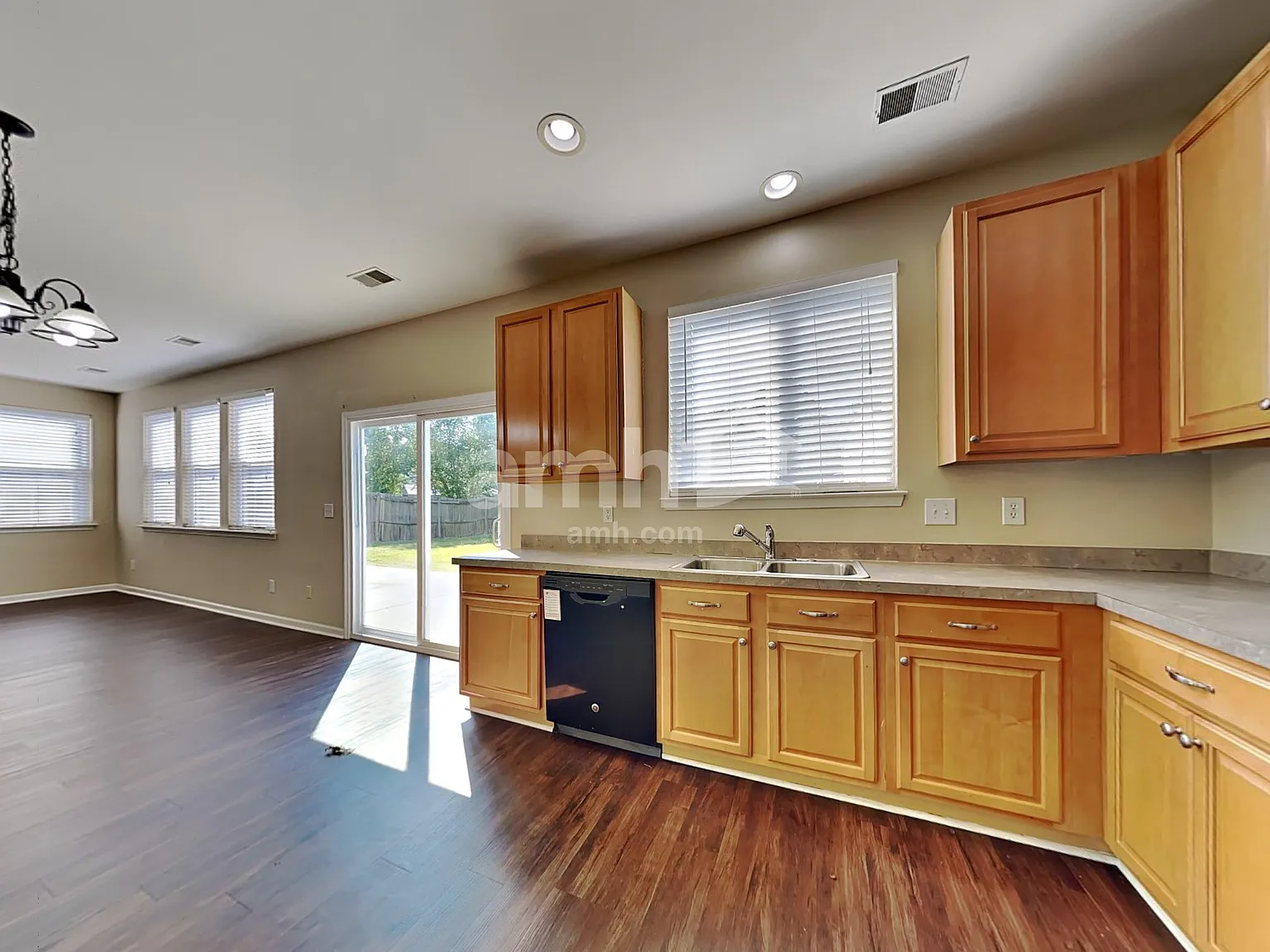 3 bed, 2.5 bath, 1635 sqft, $2,320 — Photo 4
