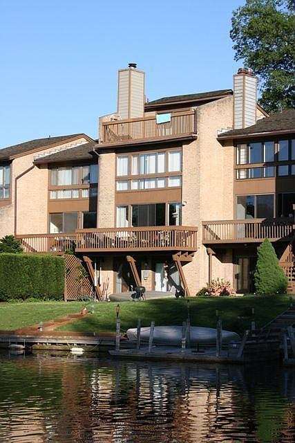 4 Levels on the Lake