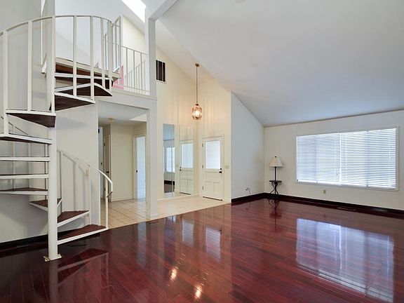 3rd image of 312 Arbol Dr