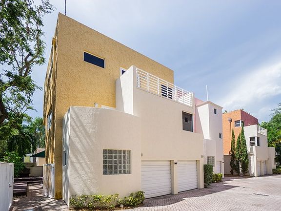  Villa A2 with Courtyard and 2-Car Garage