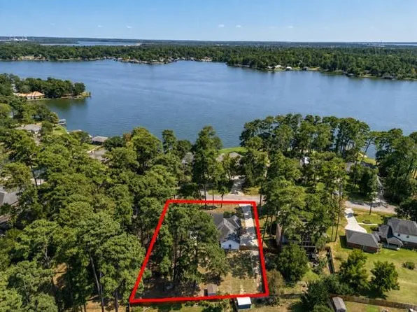 14131 Lakepoint Dr, Willis, TX 77318