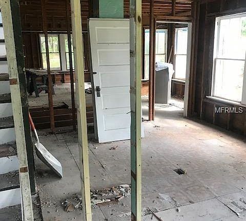 4th image of 301 N Oak Ave