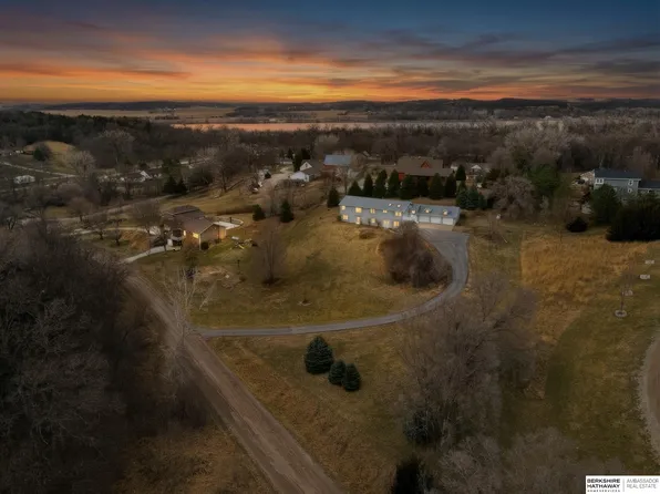 36712 Oakmont Dr, Louisville, NE 68037