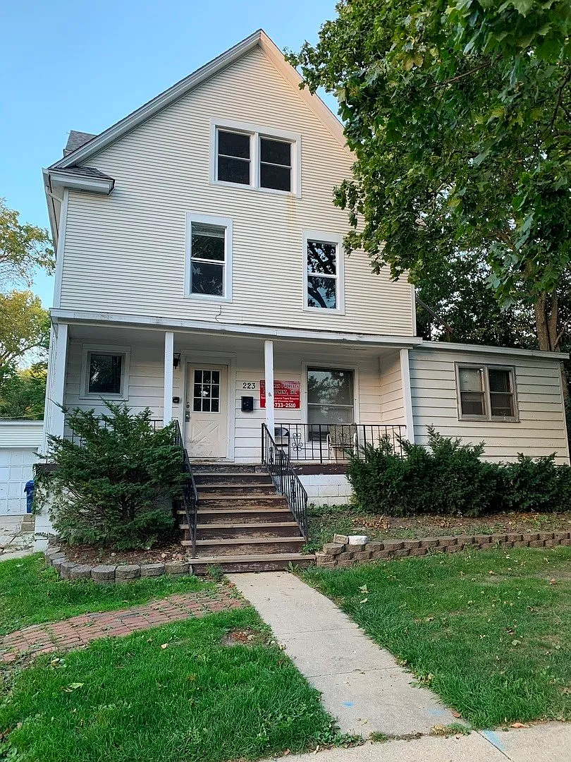 223 W Locust St photo 1
