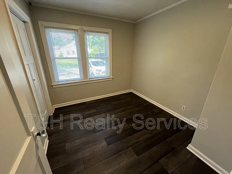 2920 E 5th St — Photo 9
