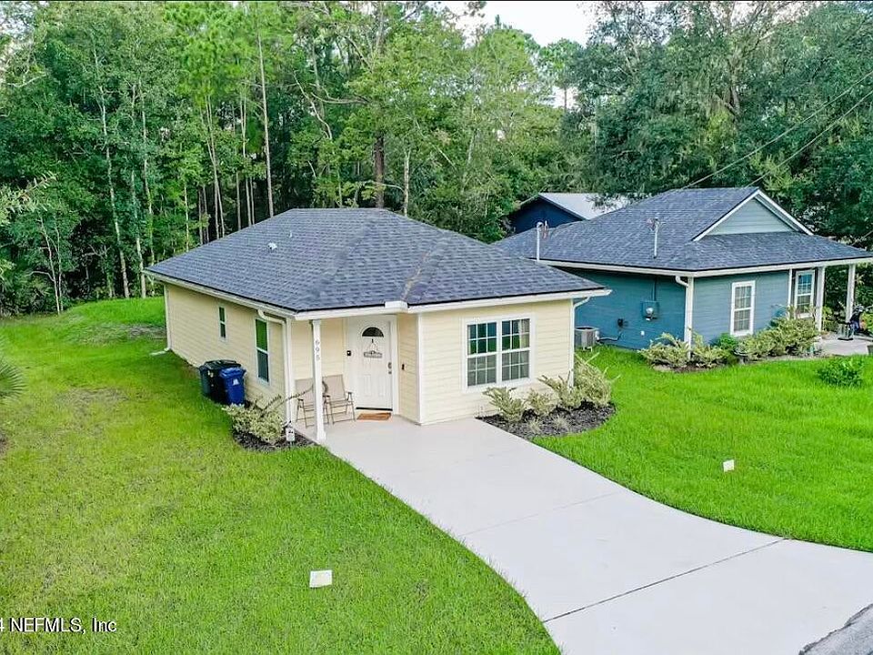 Home two bedroom one bath convenient to St Augustine downtown, I95 and stores