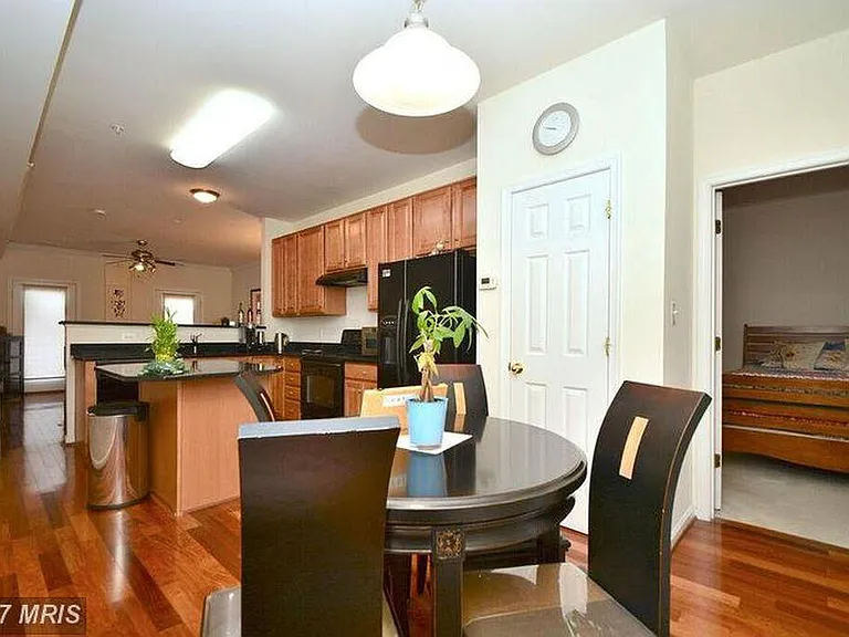 912 E Lombard St — Photo 3
