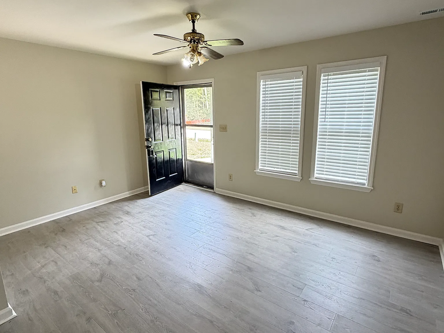 2 bed, 1.5 bath, 951 sqft, $1,300 — Photo 2