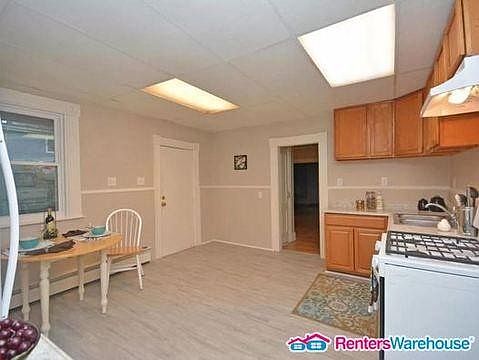 3rd image of 1081 Reaney Ave E