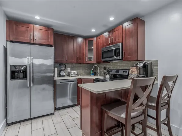 698 Lexington Avenue image 30 of 36