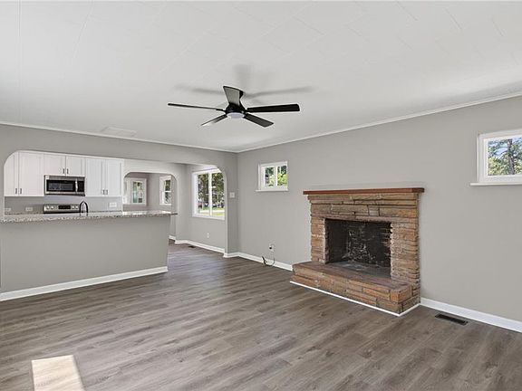 4th image of 1073 Scenic Blvd