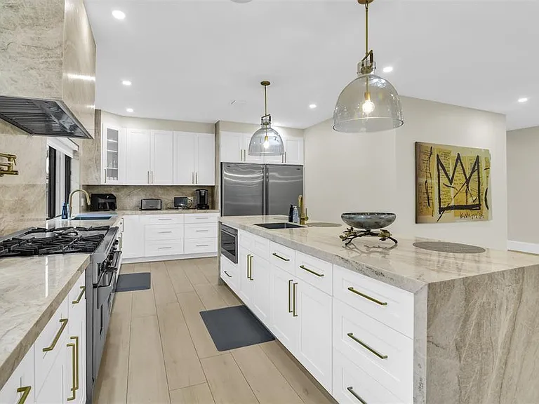 319 S Riverside Dr — Photo 5