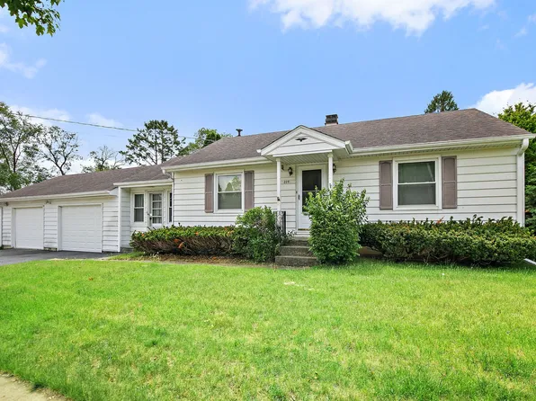 209 Beach Dr, Algonquin, IL 60102