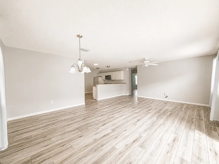 1835 Hallandale Ln — Photo 6