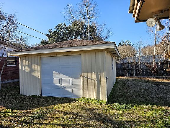 3rd image of 402 Larosa Ave