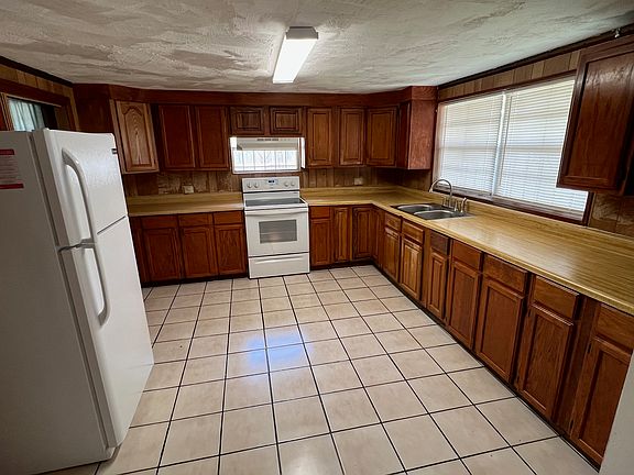 5th image of 220 Carolyn Dr