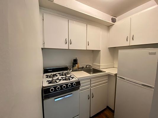 3rd image of 328 W 11th St APT 3
