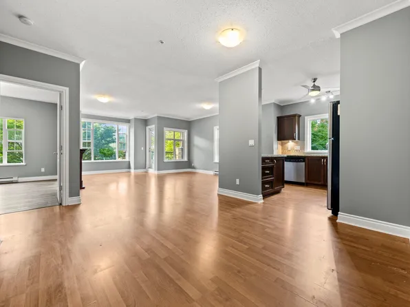 20286 53a Ave #201, Langley, BC V3A 0A8