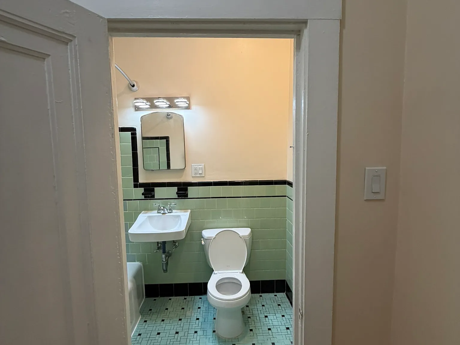 Studio, 350 sqft, $1,650 — Photo 3