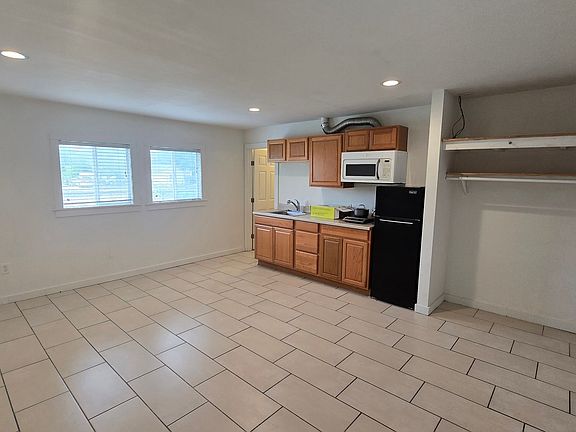 4th image of 2614 Monterey St
