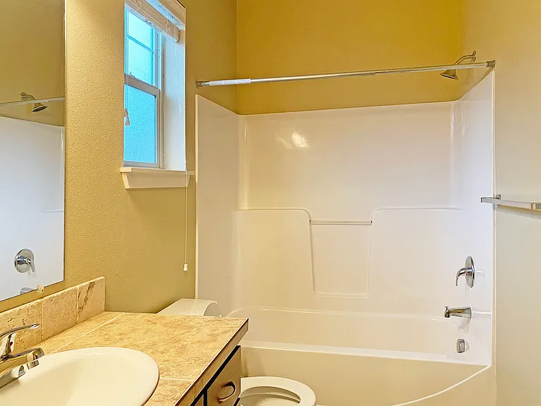 Catron Apartments - 1-3 Bedrooms 2 Bathrooms with In Unit Washer/Dryer and Internet — Photo 11