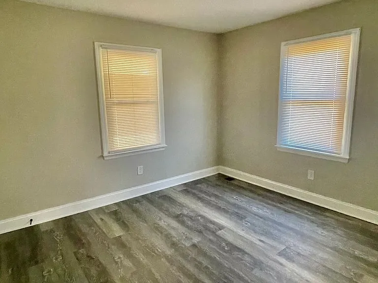 115 S Oak St — Photo 12