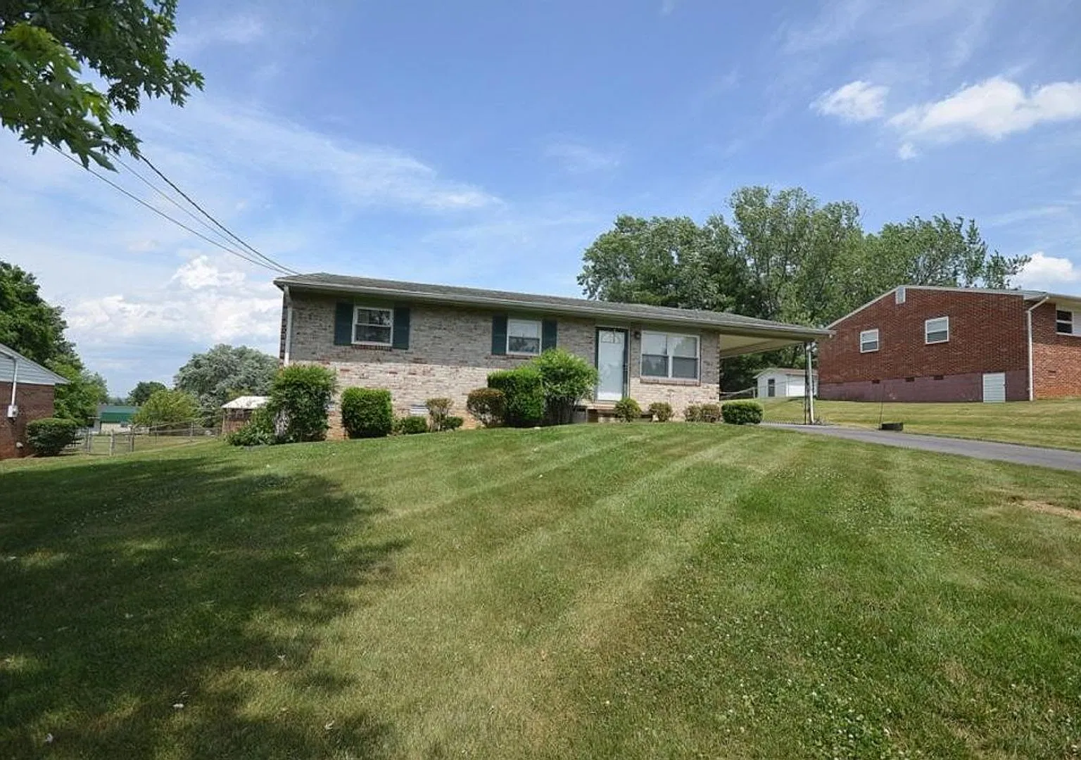 Coming Soon! 3/2 ranch (1-story) w/sunroom, fenced yard + more $1750 — Photo 1