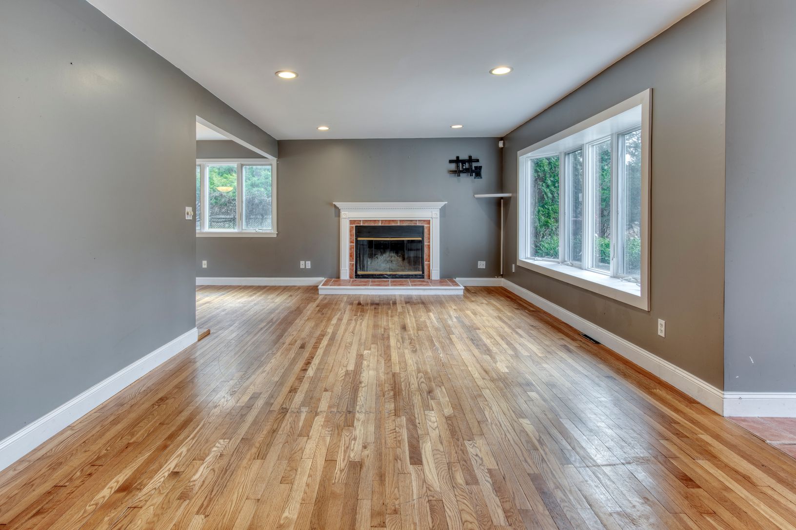  Bright Living Room with Fireplace 