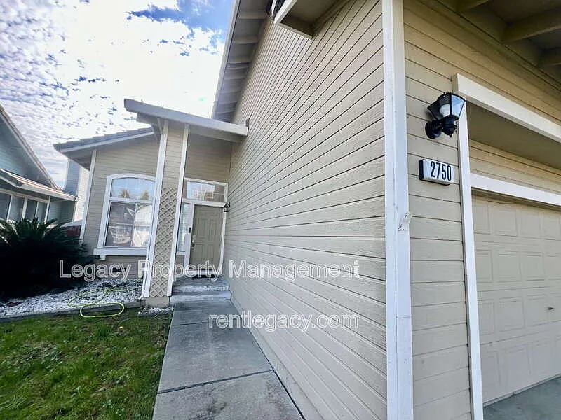 Building Photo - 2750 Parkview Ter