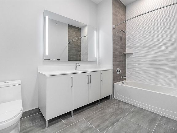 4th image of 119 Peter St Unit 503