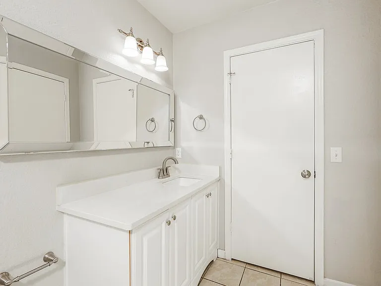 1552 E Maryland Pl — Photo 12