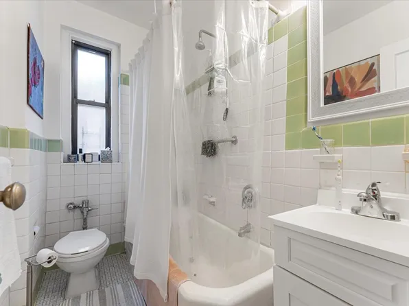 306 Mosholu Parkway image 8 of 11