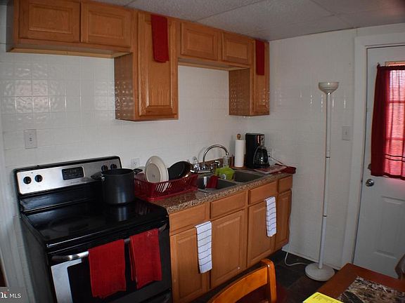 3rd image of 107 Hope Ave