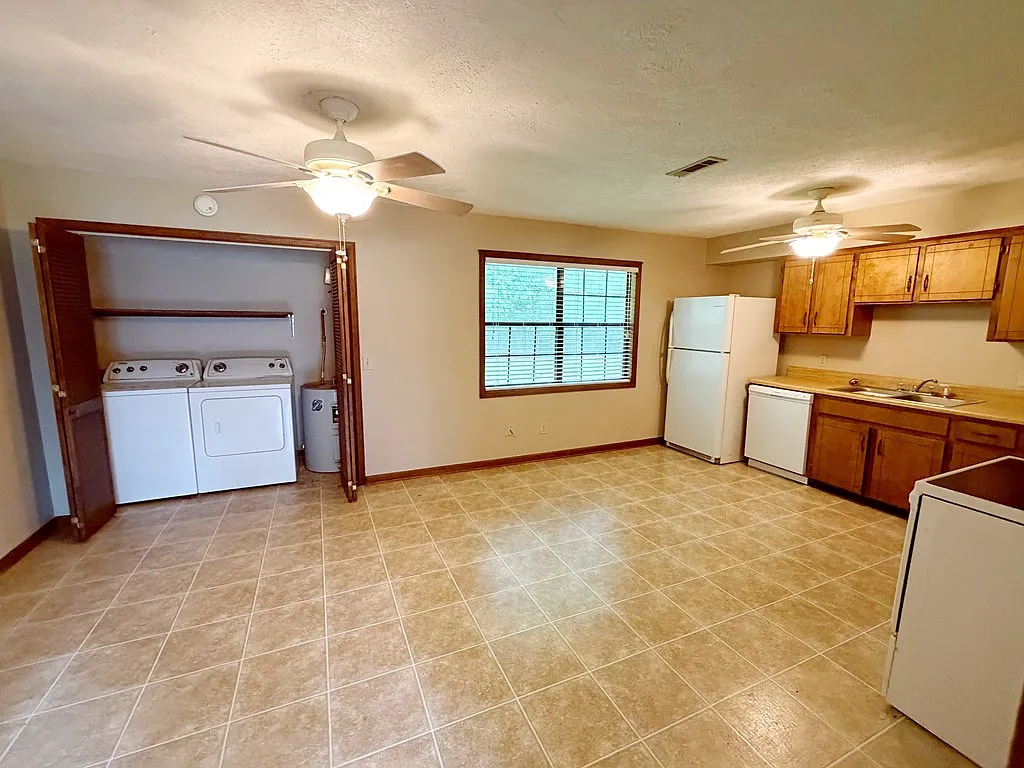 3 bed, 2.0 bath, $1,350 — Photo 3