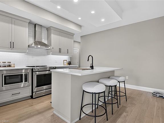 5th image of 71 Wyndham St S #612