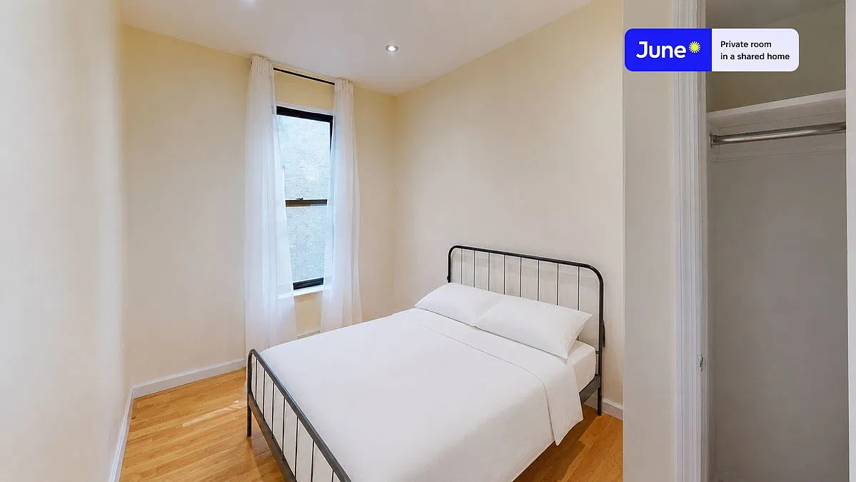 Queen bedroom in 6 bed/3 bath home in Upper West Side #1796 C — Photo 1