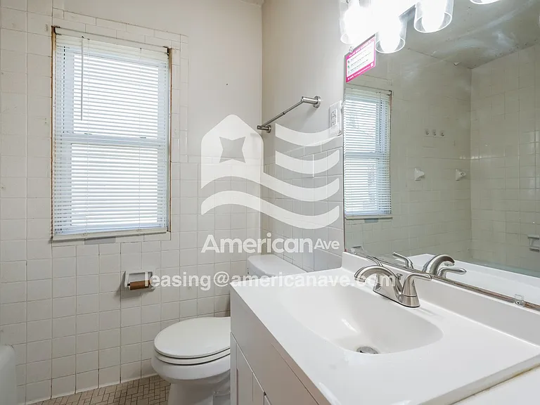 1789186_010_bathroom_13717795.jpg