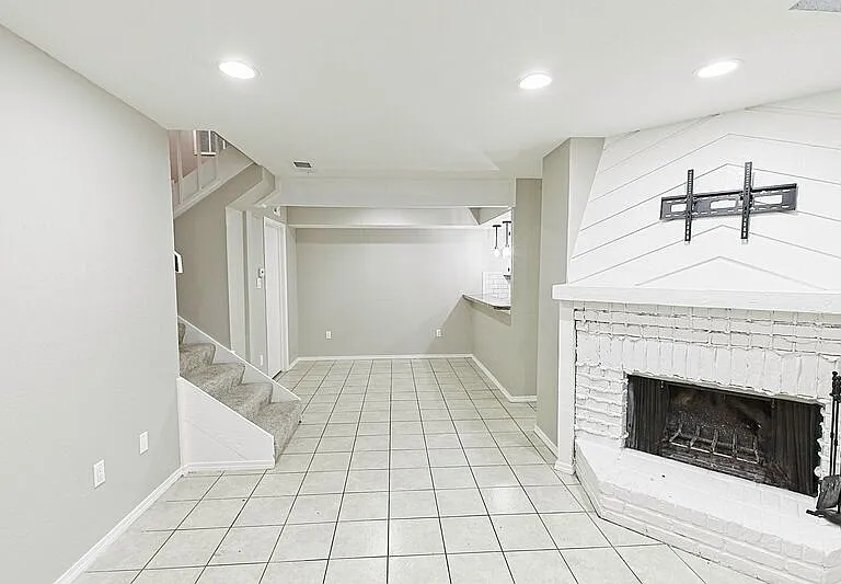 889 Dublin Dr #D — Photo 4