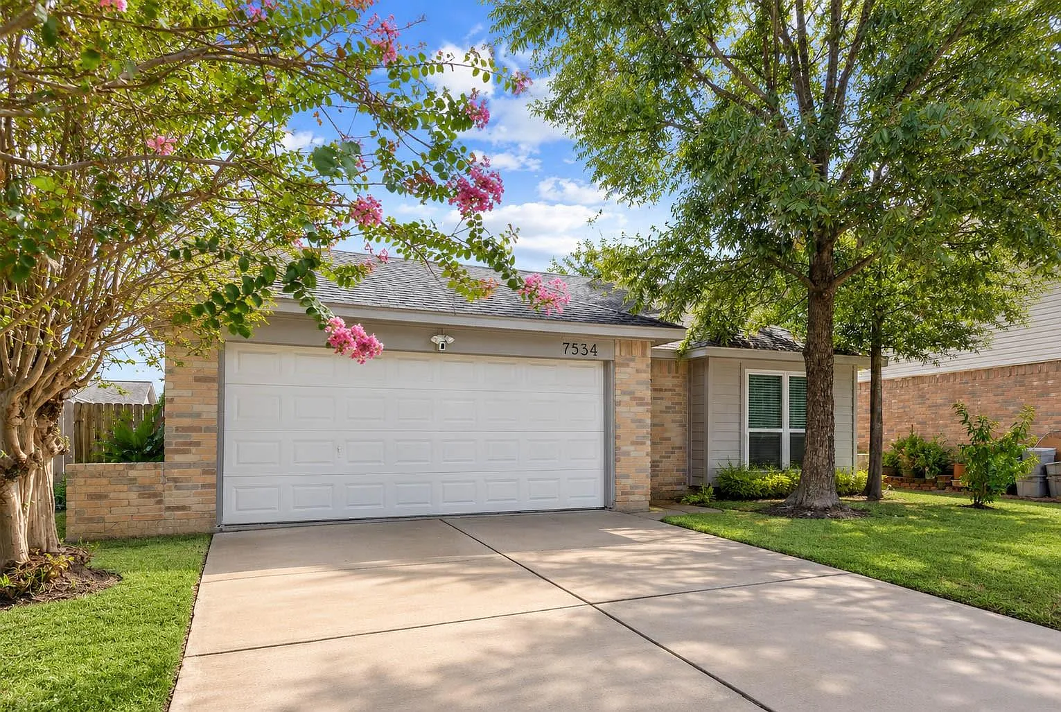 3 bed, 2.0 bath, 1360 sqft, $2,000 — Photo 4