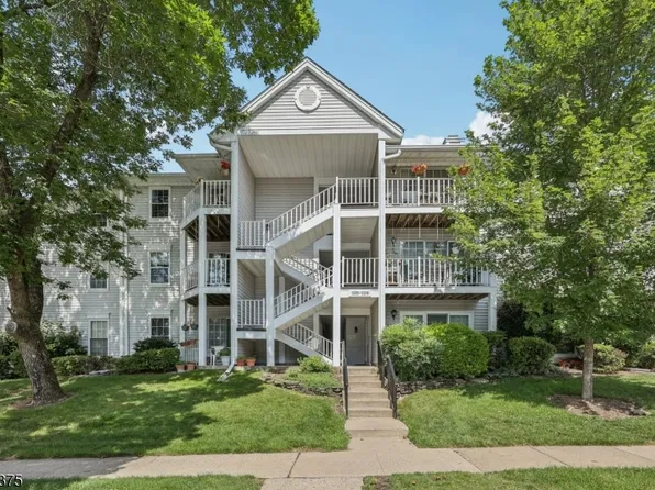 530 Holly Ct, Mahwah, NJ 07430