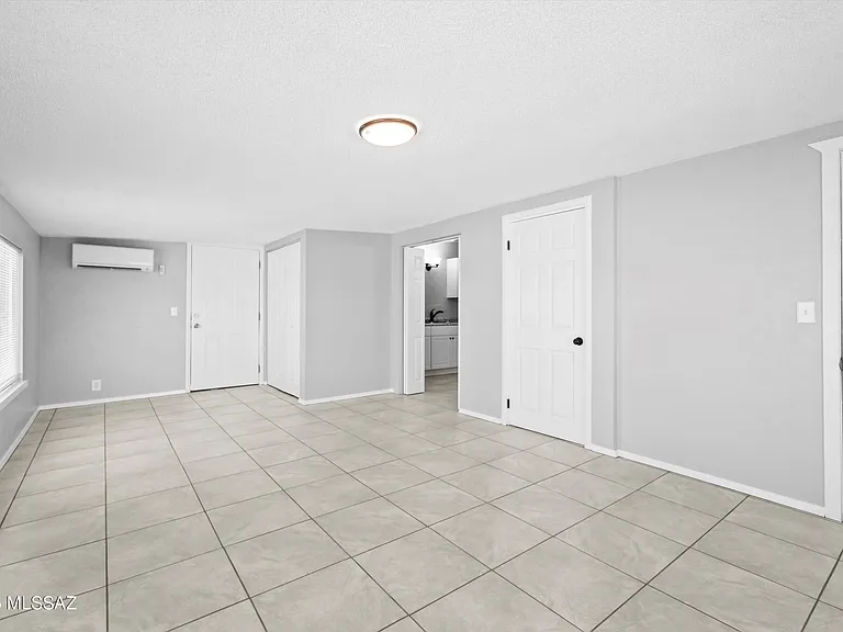 202 S Avenue C — Photo 14