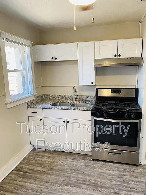 2632 N Stone Ave — Photo 2