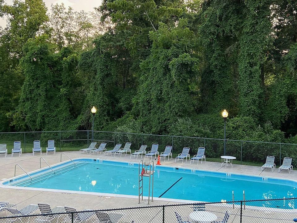 Large pool; all the bedrooms, the living room and the kitchen have unobstructed view of the pool